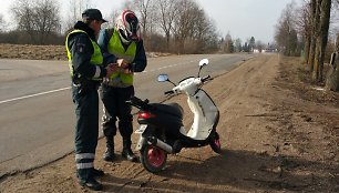 Asfaltas sausas, saulė šviečia, tačiau šio motorolerio vairuotojas baudžiamas ir už važiavimą vasarinėmis padangomis: taisyklės yra taisyklės