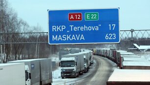 Lietuvos vežėjų asociacijos &bdquo;Linava&ldquo; duomenimis, sekmadienio rytą Terechovo pasienio poste laukė apie 1300 vilkikų, dar maždaug 600 vilkikų stovi Grebnevo pasienio poste.