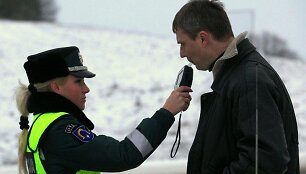 Asociatyvinė iliustracija: tikrinamas vairuotojo blaivumas