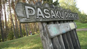 Savanoriai Pasakų parke ketina įrengti trūkstamus suoliukus ir šiukšliadėžes, vaikų žaidimo aikšteles, atnaujinti ištrupėjusius laiptelius, atstatyti apšvietimo stulpus, išretinti parko augaliją. 