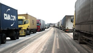 Lietuvos vežėjų asociacijos &bdquo;Linava&ldquo; duomenimis, sekmadienio rytą Terechovo pasienio poste laukė apie 1300 vilkikų, dar maždaug 600 vilkikų stovi Grebnevo pasienio poste.