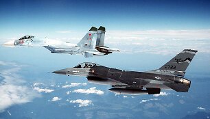 Naikintuvas Su-27 (tolumoje) lydimas naikintuvo F-16