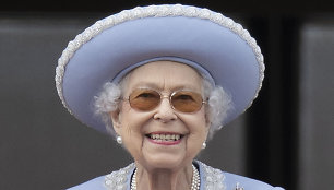Karalienė Elžbieta II: jos skrybėlaitės ir kiti aksesuarai