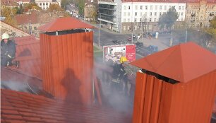 Asociatyvinė iliustracija: ugniagesiai ant stogo