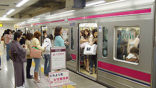 Moterims skirtas metro vagonas Japonijoje