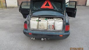 Sulaikytas automobilis su dyzelino kroviniu