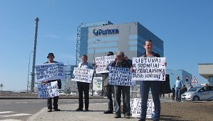 Ties atidaroma jėgaine protestavo būrelis žmonių.