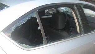 Vandalų apgadintas automobilis 