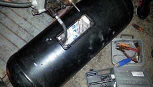 Kontrabandinių cigarečių slėptuvė automobilio dujų balione
