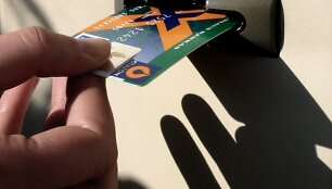 Sukčiai rado naują apgaudinėjimo būdą &ndash; i&scaron; patiklių žmonių perka bankų korteles. 