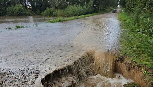 Tel&scaron;ių rajone liūtys paplovė kelius