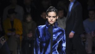 „Giorgio Armani“ 2019–2020 m. rudens ir žiemos kolekcijos modelis