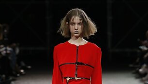 &bdquo;Yohji Yamamoto&ldquo; 2019 m. pavasario ir vasaros kolekcijos modelis