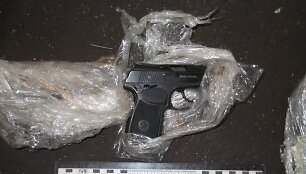 Alytuje atlikus kratą viename garaže, rasti paslėpti du &scaron;aunamieji ginklai ir, kaip spėjama, duslintuvai bei &scaron;oviniai. 