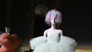 &bdquo;Giambattista Valli&ldquo; 2019&ndash;2020 m. rudens ir žiemos auk&scaron;tosios mados kolekcijos modelis