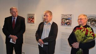 Anatolijaus Perfilovo nuotraukoje ambasadorius Remigijus Motuzas, galerijos &bdquo;Kovčeg&ldquo; kuratorius Sergejus Safonovas ir dailininkas Valerijus Sachatovas. Už jų &ndash; Viginto Stankaus darbai.
