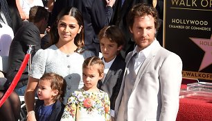 Matthew McConaughey su žmona Camila Alves ir vaikais