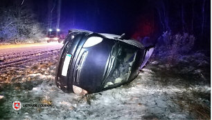 Žiemišką savaitgalį vairuotojams teko paprakaituoti: beveik 200 avarijų, sužeisti 33 žmonės