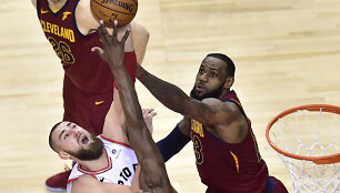 Jonas Valančiūnas ir LeBronas Jamesas