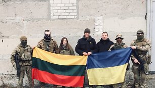 &bdquo;Blue / Yellow&ldquo; savanorė Žemyna Bliumenzonaitė su kariais