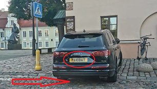 Emigranto Audi su dviprasmiškais registracijos numeriais