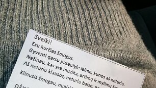 Suvenyrines vėliavėles Plungėje pardavinėję baltarusiai buvo i&scaron;vežti į mi&scaron;ką ir apiplė&scaron;ti.
