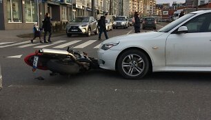 &Scaron;iaurės miestelyje susidūrė motociklas ir BMW automobilis
