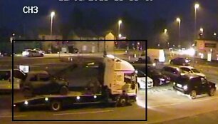 Vaizdo kameros Anglijoje užfiksavo, kaip lietuviai vieni i&scaron; kitų vagia priekabą