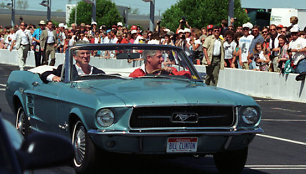 Billas Clintonas vairuoja „Ford Mustang“