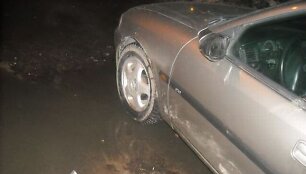 Savaitgalį chuliganai smaginosi daužydami automobilius.