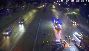 &bdquo;Infiniti&ldquo; rėžėsi į &Scaron;e&scaron;kinės viaduko koloną