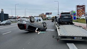 Po smūgio į automobilvežį „Nissan“ apvirto ant stogo