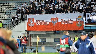 Lenkų futbolo sirgalių iškeltas plakatas Kijevo stadione