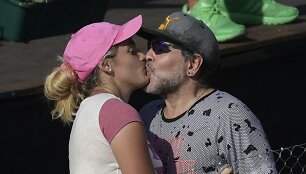 Diego Maradona su savo mergina