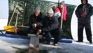 Neringiškis žvejas Martynas senovinio bumbinimo išmoko iš savo senelio ir tėvo. Dabar šio archajiško žvejojimo būdo moko kitus.