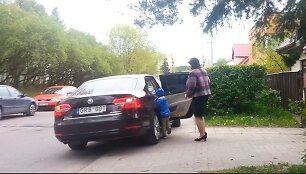 Ministrė V.Baltraitienė prie vaikų darželio