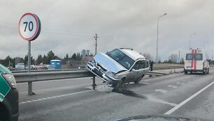 Po susidūrimo &bdquo;Volvo&ldquo; liko kabėti ant atitvarų