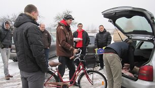 &bdquo;Audi&ldquo; klubo nariai įteikė dviratį sunkiai besiverčiančiai &scaron;eimai