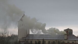 Oro tar&scaron;a daugiausiai sklinda i&scaron; kaminų ir duslintuvų