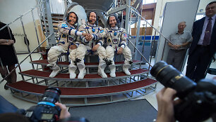 Raketa &bdquo;Sojuz&ldquo;, kuria skrido Aleksandras Misurkinas i&scaron; &bdquo;Roskosmos&ldquo;, pirmą kartą į kosmosą i&scaron;skridęs NASA astronautas Markas Vande Hei ir jo kolega veteranas Joe Acaba