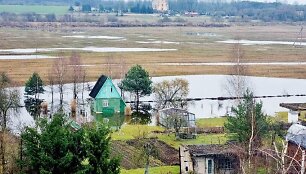 Penktadienį pabudę Justinavos sodų gyventojai pamatė netikėtą vaizdą &ndash; apačioje esantys sodai buvo užlieti i&scaron;siliejusio Nevėžio upės vandeniu. Buvo matyti užlieti ne tik daržai, &scaron;iltnamiai, bet ir sodo nameliai.