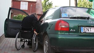 Judėjimo negalią turintis E.Zubavičius i&scaron; automobilio i&scaron;lipti pats negali.