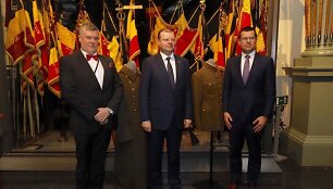 Saulius Skvernelis Belgijos muziejui dovanojo tarpukario Lietuvos karinių uniformų