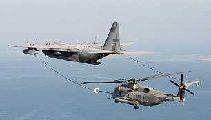 Sunkusis sraigtasparnis CH-53E &bdquo;Super Stallion&ldquo; ore pasipildo degalų