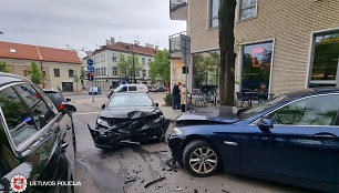 Vilniuje automobilis partrenkė pėsčiąją ir rėžėsi į paliktą stovėti BMW