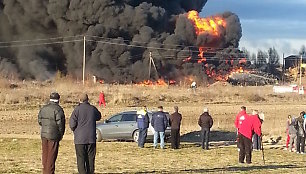 Pragariškas gaisras Akmenėje – dega padangų sąvartynas