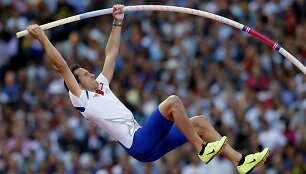 Prancūzas Renaudas Lavillenie laimėjo aukso medalį &scaron;uolio į auk&scaron;tį su kartimi rungtyje.