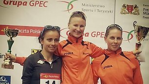 Brigita Virbalytė ir Neringa Aidietytė ant apdovanojimų pakylos