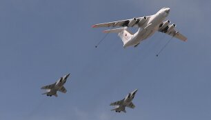Degalų papildymo lėktuvas &bdquo;An Ilyushin Il-78 Midas&ldquo; ir strateginis bombone&scaron;is &bdquo;Sukhoi Su-24&ldquo;. Karinis paradas Maskvos Raudonojoje aik&scaron;tėje