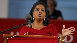 Oprah Winfrey Harvardo universitete skaito kalbą. Moteris yra gavusi garbės teisės daktaro laipsnį. 